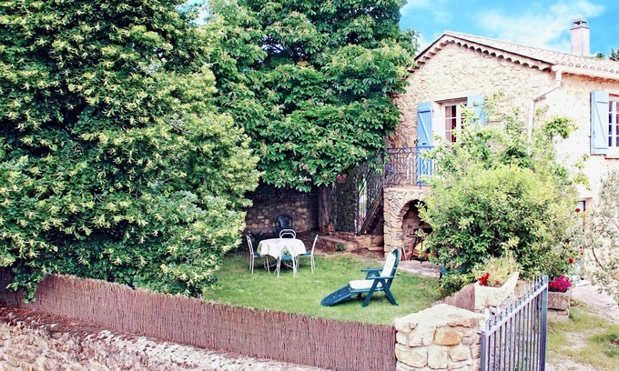 Lussan Casa | L'Establou, casa rural de piedra. Entorno auténtico y verde.