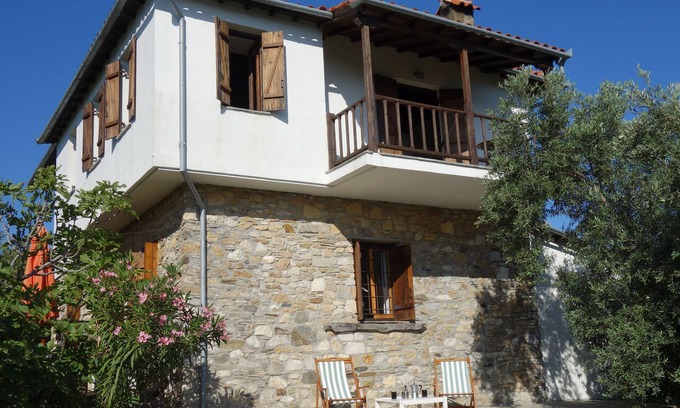 Xinovrisi Casa | Casa de piedra construida con amor sobre Potistika