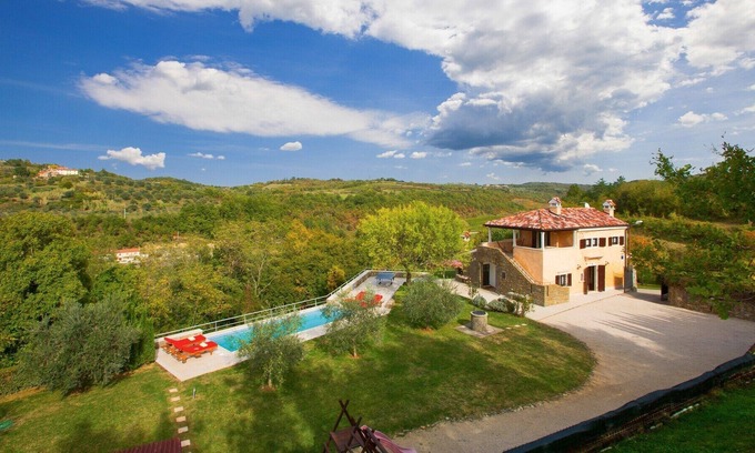 Momjan Villa | Villa Momiano / Traditional Villa Momiano with a swimming pool
