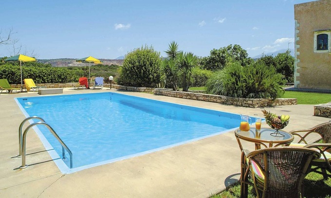 Prinos Villa | La tradición se encuentra con lo contemporáneo en esta villa idealmente situada con piscina y vistas