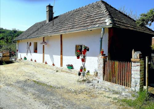 Tekenye Casa | Traditionelles Bauernhaus Flieder