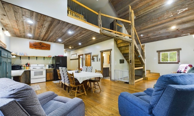 Wetmore Cabina | Trail 7*Air Hockey*Pool Table*Trailer Parking