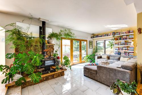 Boulder Casa | Trail Access, Hot Tub Lakefront Boulder Retreat!