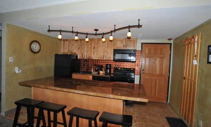 Peak 9 Condominio | Trail's End 509 Downtown Condos with on-site Hot Tub
