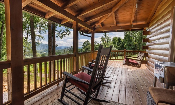 Waynesville Casa | Trailblazers Cabin | Newly Renovated Log Cabin | Mountain Views and Hot Tub