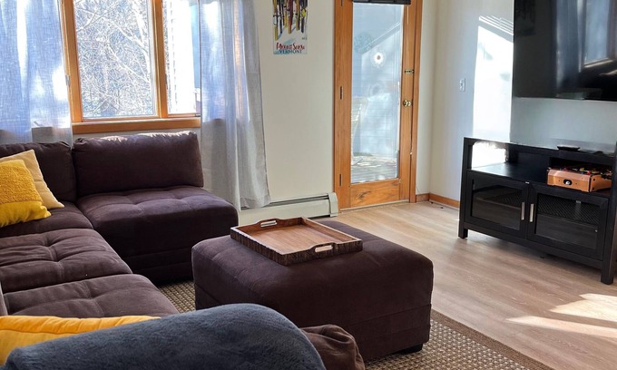 Wilmington Condominio | Trailblazers Retreat-views of the green and just 10 mins to Mt Snow!