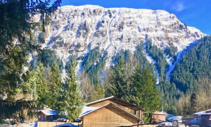 Mendenhaven Casa | Trailhead Room - Near Mendenhall Glacier, Trails, and Conveniences - DISCOUNTS ON TOURS!