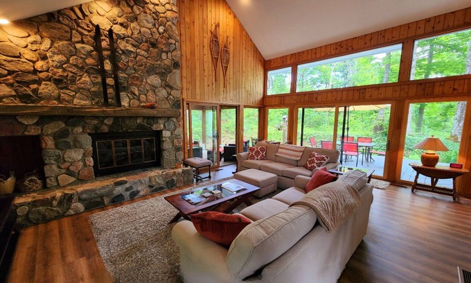 Birchwood Farms Casa | Trails End Cedar Lodge: Beautiful three bedroom home in Birchwood Farms