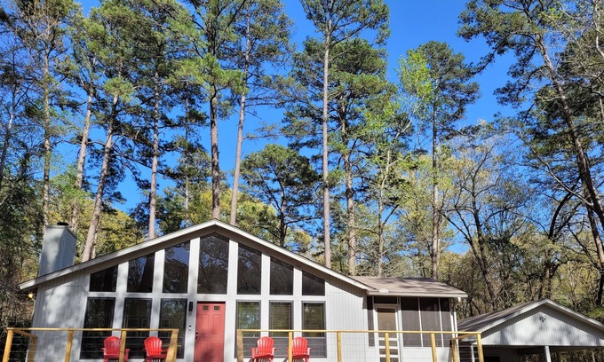 Holly Lake Ranch Cabina | @TrailsEdgeTX Trendy Cabin on 2 Acre Wooded Lot
