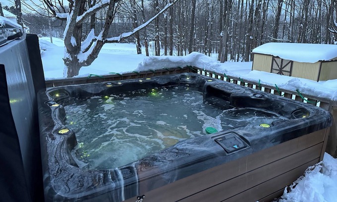 Wakefield Casa | Trailside #3 ~ Winter Fun Retreat! Ski, Snowboard, Snowmobile, Hot Tub, Hiking!