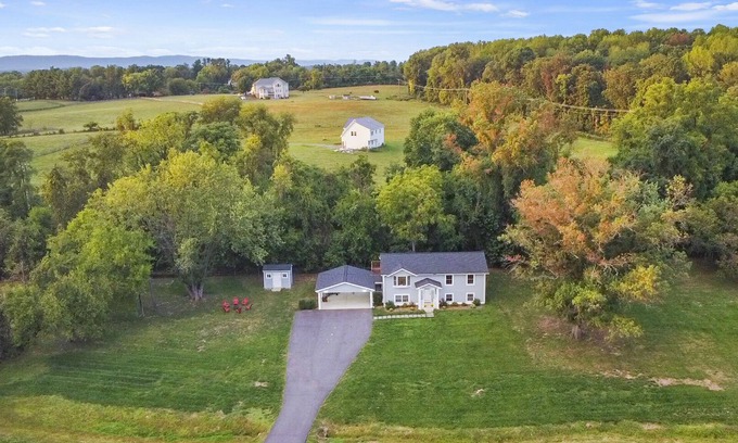 Hamilton Casa | Trailside Retreat in breathtaking Western Loudoun