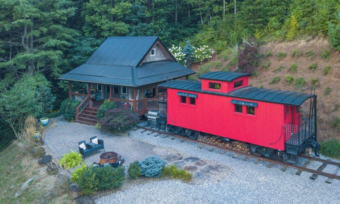 Waynesville Cabaña | Exclusivo 1926 C&O Train Caboose Tiny House Minutos a Waynesville y Asheville