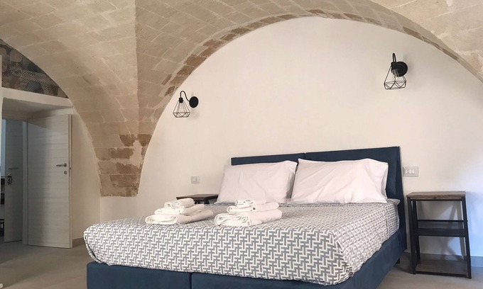 Isola del Borgo Antico Apartamento | TRAMONTANA apartment with whirlpool shower in the room