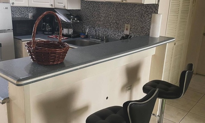 Eastwood Park Apartamento | Tranquil 1-bedroom apartment in the heart of Kingston with WiFi, AC