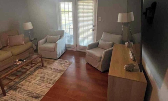 Gulf Park Estates Condominio | Tranquil 2-bedroom condo in Ocean Springs with fitness room, WiFi
