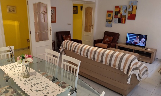 Gandia Apartamento | Tranquil 2-bedroom apartment with AC in charming Gandia