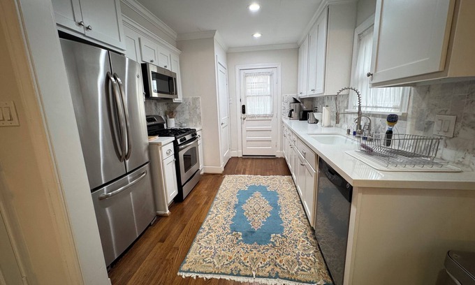 Greenway Plaza-Upper Kirby Casa | Tranquil 2-bedroom house in vibrant Houston with WiFi, AC