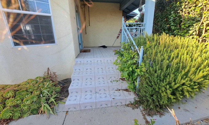 Ventura Casa | Tranquil 2-bedroom house in Ventura with flower garden close to beach