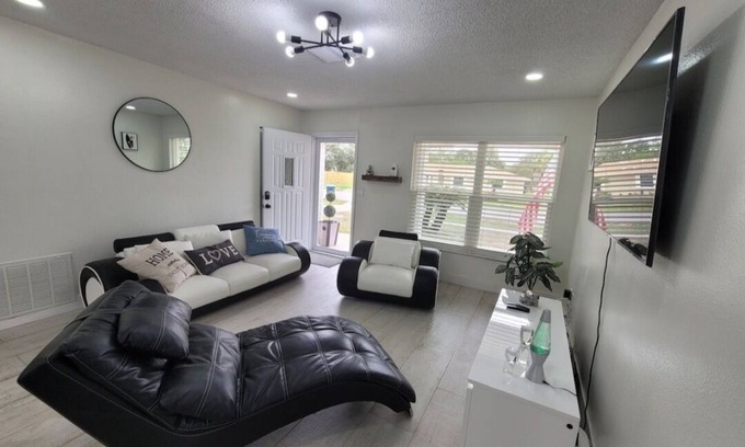 Berkeley Manor Casa | Tranquil 2-bedroom house with AC in Spring Hill