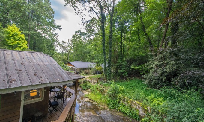 Hendersonville Casa | 2BR Escape Zen Garden Waterfall Balcony