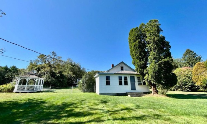 Little Compton Casa | Tranquil 3 BD, 2.5 BATH in Little Compton, RI close to the So. Shore Beach