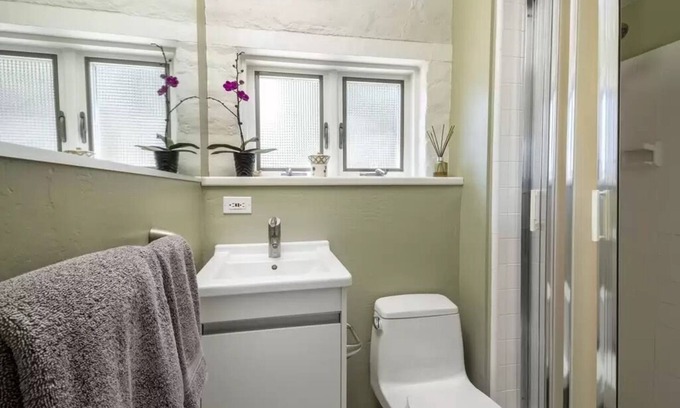 Mission Canyon Cabina | Tranquil 3 bedroom 2 bath house with Central AC