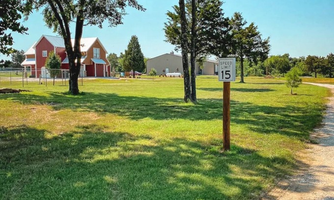 Vian Casa | Tranquil 3-bedroom barn right next to Lake Tenkiller in Vian with WiFi, AC