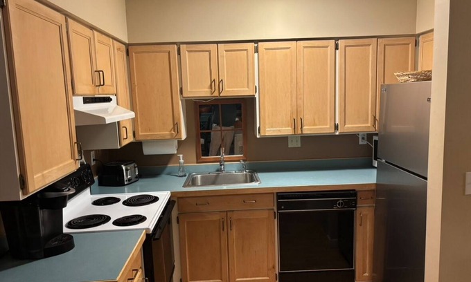 Warren Condominio | Tranquil 4-bedroom condo near slopes at Sugarbush Resort. Recently renovated!