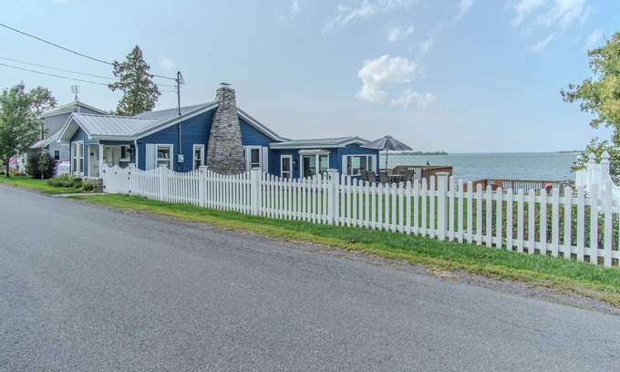 Dexter Casa | Tranquil 4 Bedroom Lake House on Guffin Bay