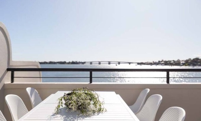 Sylvania Waters Apartamento | Tranquil 4-bedroom water view apartment