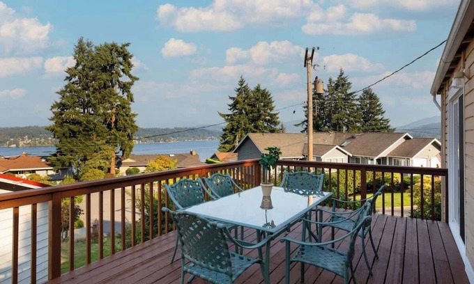 East Lake Hills Casa | Tranquil 4B2B | Lake Sammamish & Cascade Views