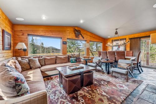 Breckenridge Casa | Tranquil 4BR on Peak 7 with Hot Tub Dog Friendly