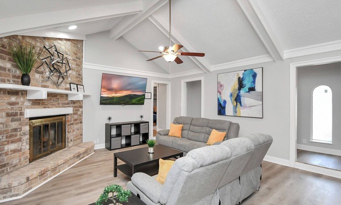 Humble Casa | Tranquil 6-Bedroom w/ Pool: 25 Min to Downtown FG
