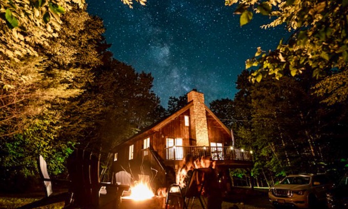 Wardsboro Casa | Tranquil alpine getaway with fast WiFi, loft, two living areas, fireplace & deck