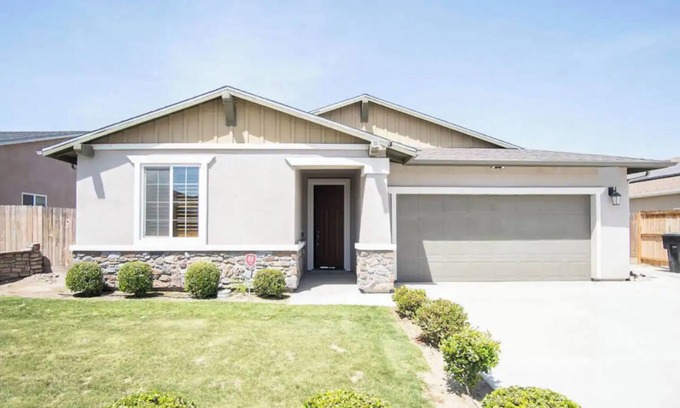 Visalia Casa | Tranquil and Spacious Family Haven by Sequoia & Kings Canyon National Park!