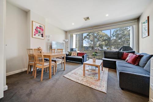 Curtin Apartamento | Tranquil Apartment in Green, Well Connected Suburb