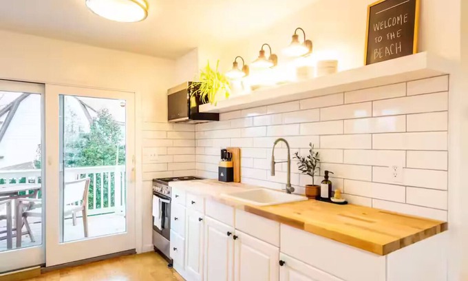 East Shore Apartamento | Tranquil Apartment with Waterview & Patio, Walk to Beach!