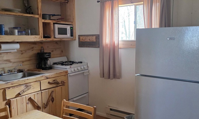 Cedaredge Cabina | Tranquil Aspen Retreat with Full Kitchen & Cozy Charm at the Cedaredge Lodge.