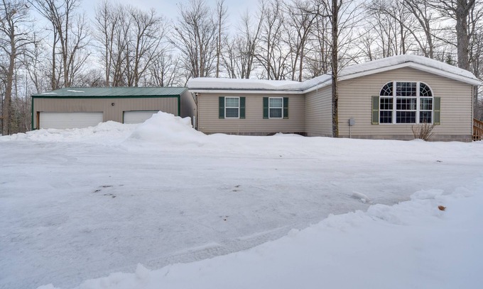 Birchwood Cabina | Tranquil Cabin Getaway Near Red Cedar Lake!