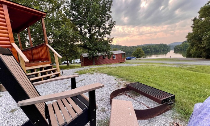 Chestnut Mound Cabina | Tranquil Cabin on Lake, 1 hour east of Nashville. Nearby Waterfalls.