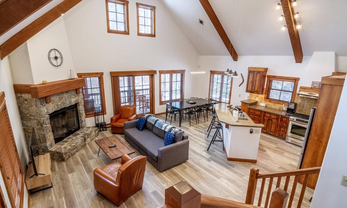 Tamarack Chalet De Esquí | Tranquil Chalet |wrap-around deck|Pet Friendly