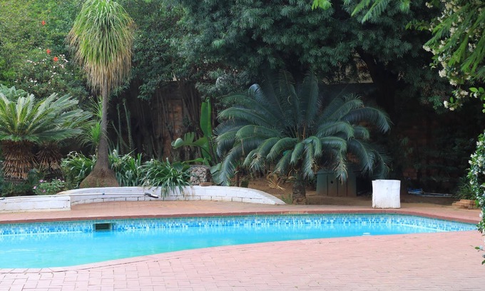 Greater Johannesburg Metropolitan Area Condominio | Tranquil condo with pool & braai area in vibrant Randburg