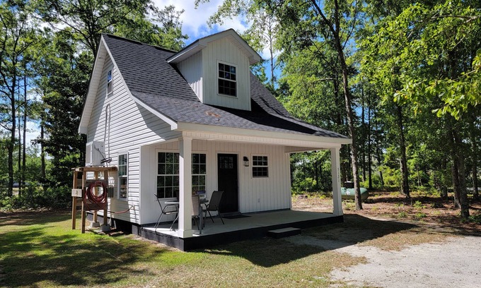 Loris Cabaña | Tranquil Cottage Escape - Enjoy Modern Comforts in a Serene Woodland Setting
