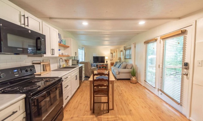 Winston - Salem Cabaña | Tranquil Cottage w/ Soaking Tub & Oversized Shower