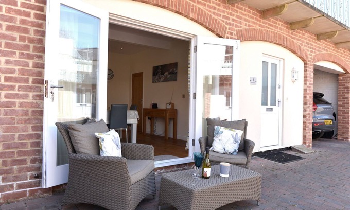 Meads Cabaña | Tranquil cottage with outside terrace and undercover parking