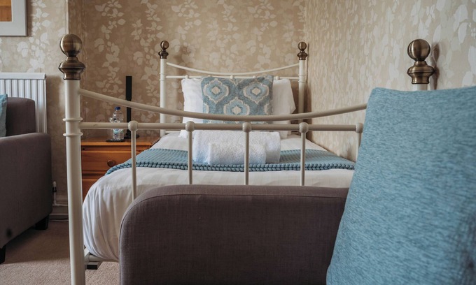 Howey Casa | Tranquil countryside retreat with stunning views, gardens, and private lake.