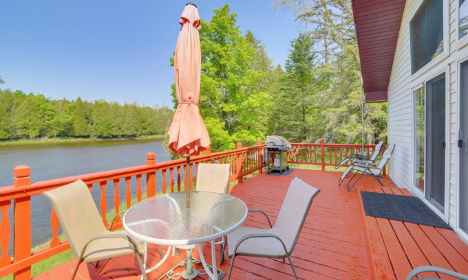 Cornell Cabaña | Tranquil Escanaba River Cottage w/ Kayaks & Deck