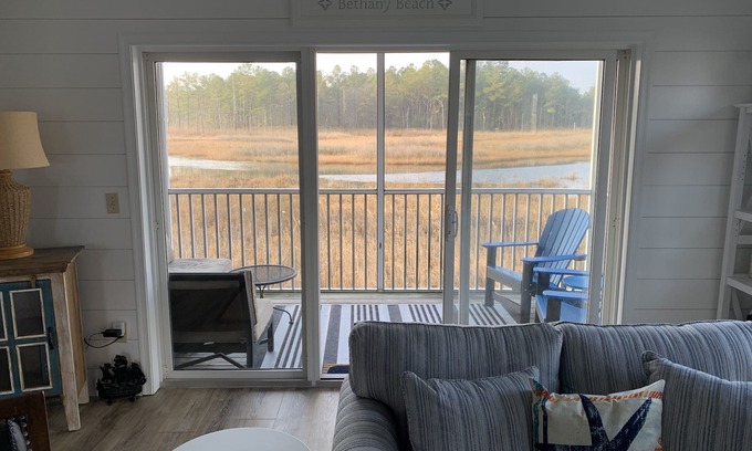 Ocean View Condominio | Tranquil escape in Bethany Bay. Relax at the 2 BR Condo with nature views.