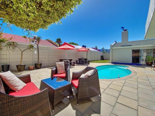 Blouberg Rise Apartamento | Tranquil Family Escape: Pool Balcony