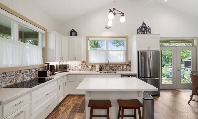 Sealy Casa | Tranquil Farmhouse Retreat with Scenic Views!